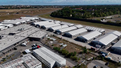 Die größte Flüchtlingsunterkunft in Deutschland. 5.000 Ukrainer, Syrer und Afghanen sind auf dem ehemaligen Flughafen Berlin-Tegel untergebracht.